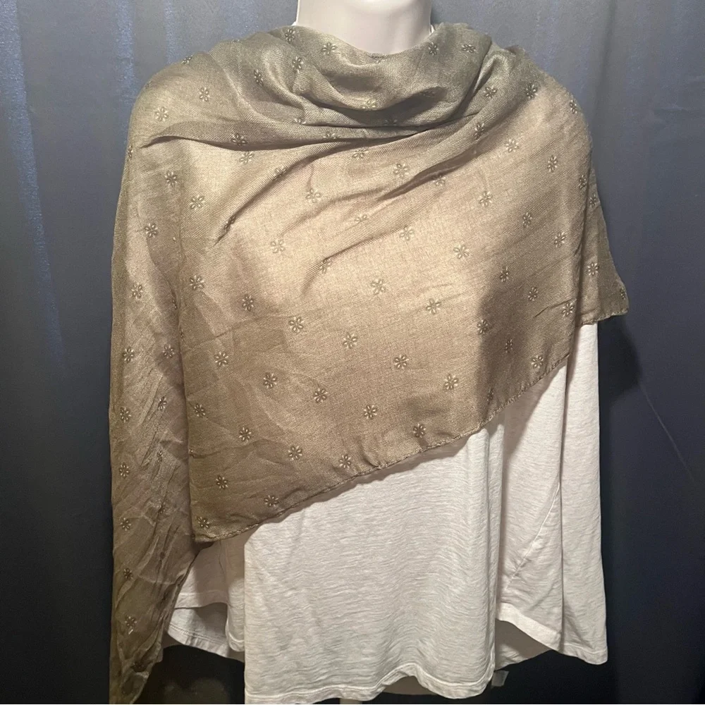 *FREE‎ with bundle! Set Cream Textured Scarf w taupe stripes & olive color.